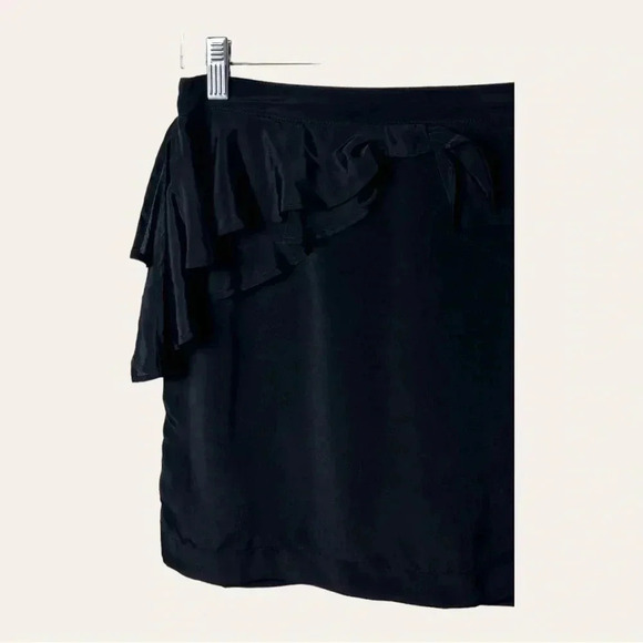 0053. H&M BLACK SILKY MINI SKIRT WITH RUFFLES‎ AND BOW SIZE 8 - Picture 3 of 7